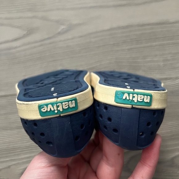 Native navy toddler shoes size 4 - Picture 4 of 6